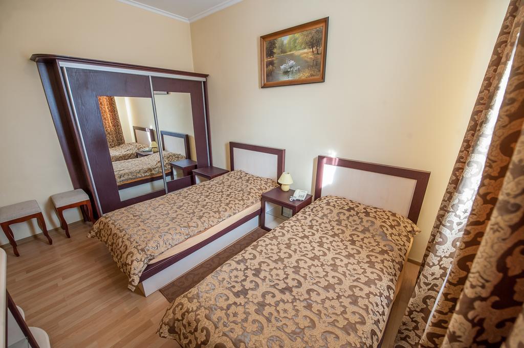 Stella De Lux Hotel Chisinau Exterior photo