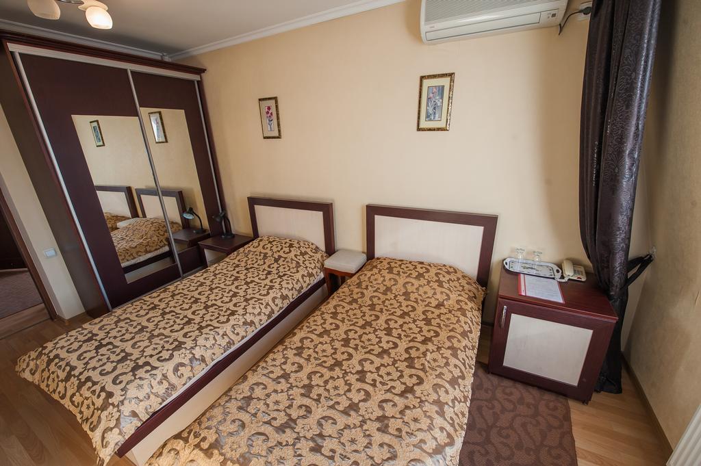 Stella De Lux Hotel Chisinau Exterior photo
