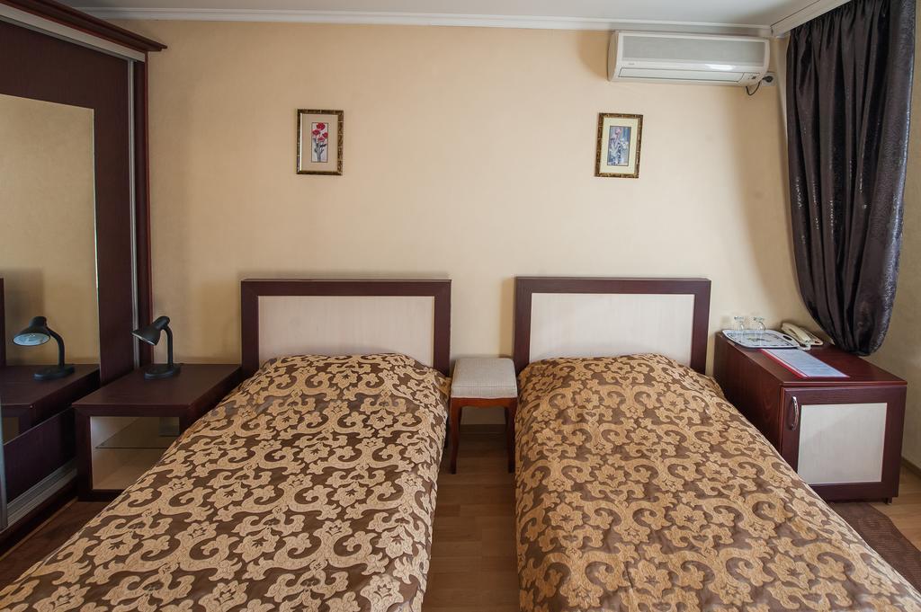 Stella De Lux Hotel Chisinau Exterior photo