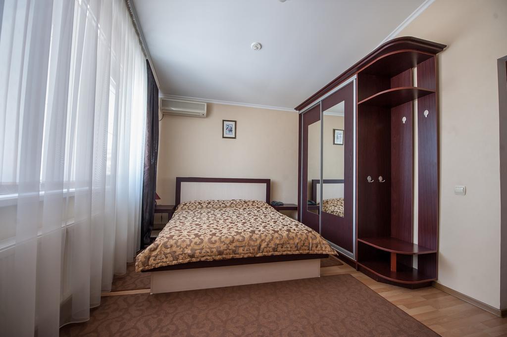Stella De Lux Hotel Chisinau Exterior photo
