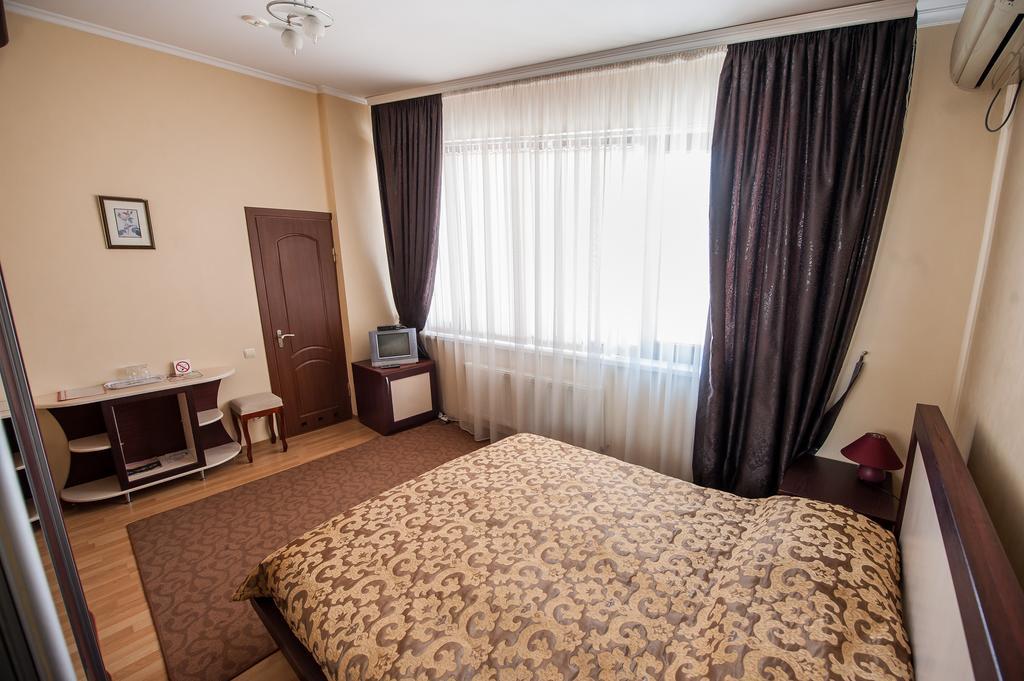 Stella De Lux Hotel Chisinau Exterior photo