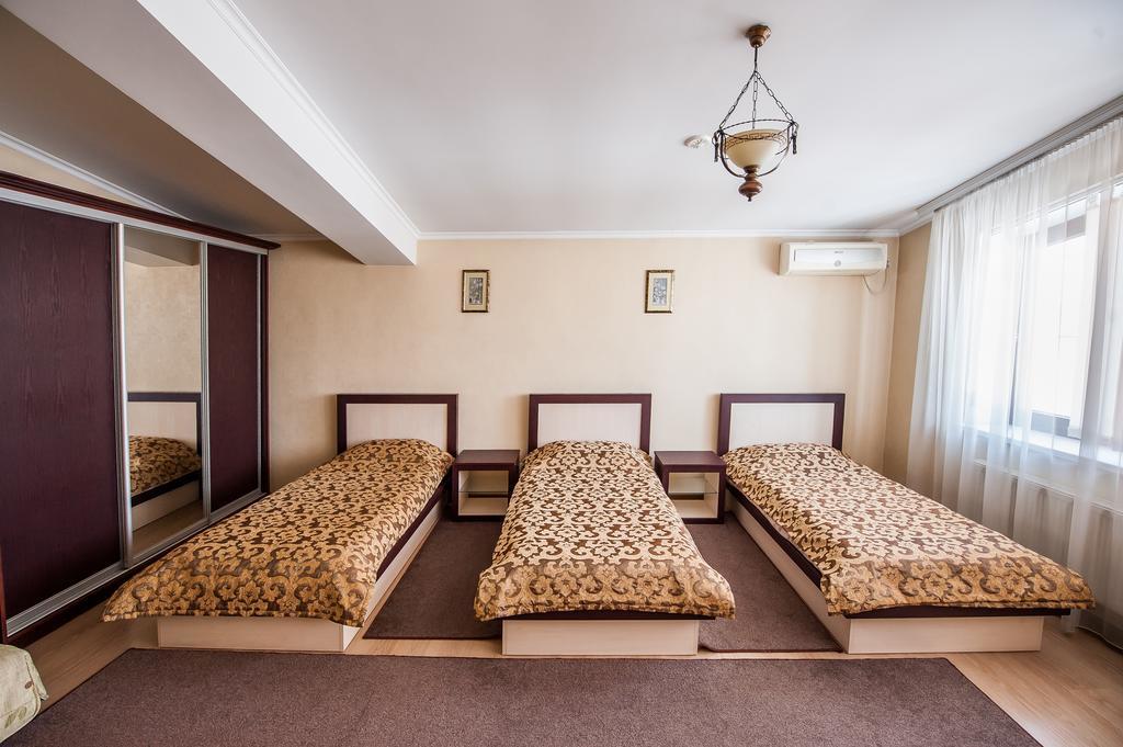 Stella De Lux Hotel Chisinau Exterior photo