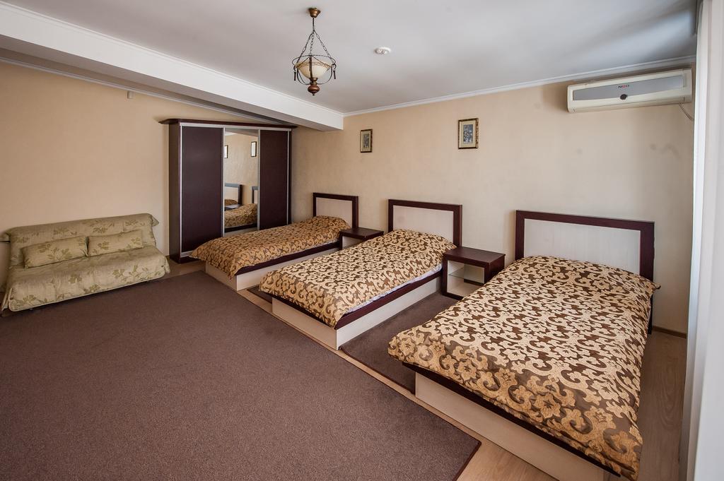 Stella De Lux Hotel Chisinau Exterior photo
